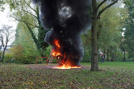 Glijbaan in brand bij Willaertpark in Waalwijk: politie vermoedt brandstichting