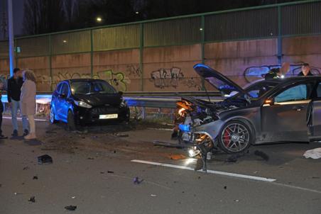 Grote ravage op A59 bij Waalwijk: Bestelbus op zijn kant, gewonde onder politiebegeleiding afgevoerd