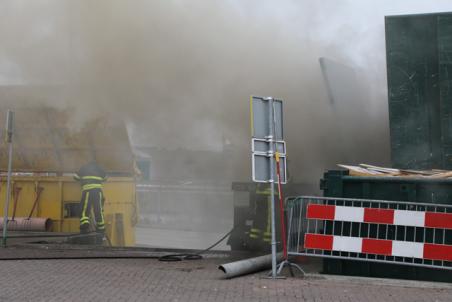 Brandweer heeft ruim uur nodig voor blussen brand bij milieustraat in Waalwijk