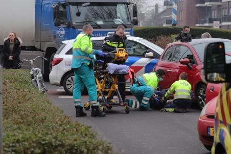 Vrouw komt met fiets onder auto terecht bij aanrijding aan de Teisterbantlaan Waalwijk