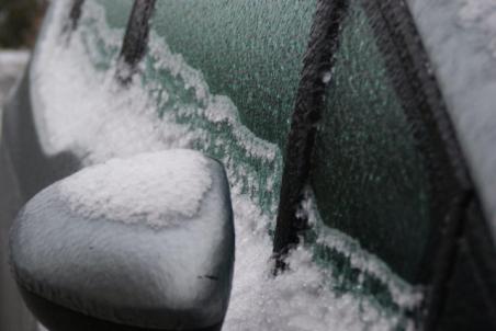 Spekgladde wegen door sneeuw en ijzel, ga niet de weg op!