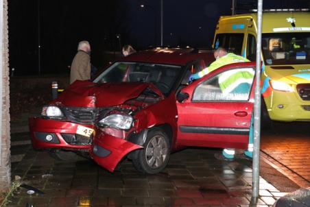 Vrouw botst met auto tegen stroomhuisje na aanrijding aan de Emmikhovensestraat Waalwijk