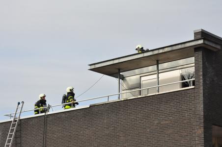 Dak van woning vat vlam in Waalwijk