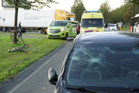 Fietsster geschept door personenauto op Midden-Brabantweg Waalwijk