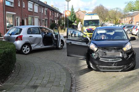 Twee auto’s botsen tegen elkaar op de Van Berckenrodelaan Waalwijk