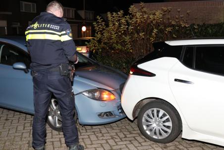 Twee auto’s zitten muurvast aan elkaar na botsing op de A59 (Maasroute) Waalwijk