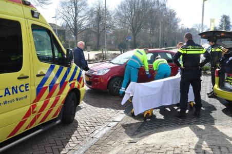 Overstekende fietsster gewond na botsing met auto aan de Reigerbosweg Waalwijk
