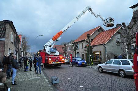 Vrouw gewond bij blussen schoorsteenbrand aan het Hoogeinde Waalwijk