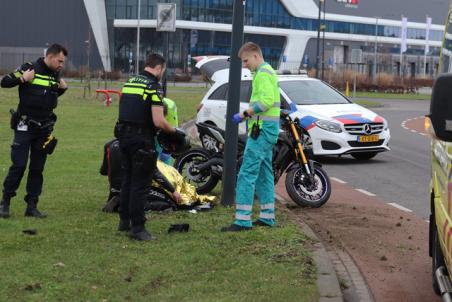 Vrouw gaat hard onderuit met de motor aan de Mechie Trommelenweg Waalwijk