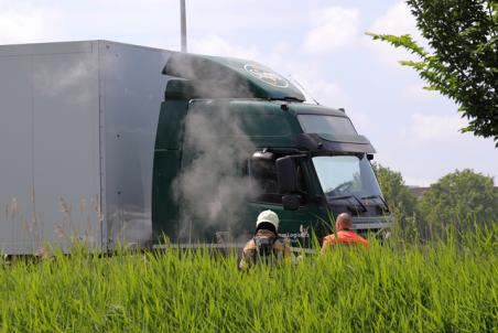 Brandweer koelt vastgelopen remmen van vrachtwagen op de Midden-Brabantweg Waalwijk