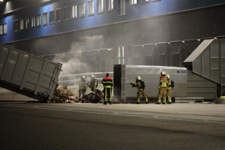 Papiercontainer in brand bij bol.com aan de Pakketweg Waalwijk