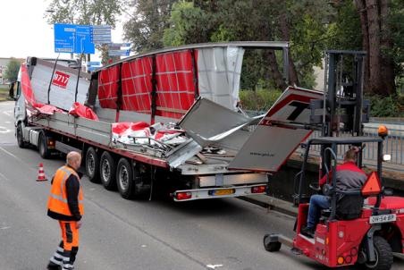 Vrachtwagen verwoest onder berucht viaduct aan de Hertog Janstraat Waalwijk