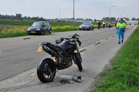 Motorrijder gaat hard onderuit aan de Weteringweg Waalwijk