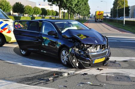 Auto en busje knallen op elkaar aan de Kleiweg Waalwijk