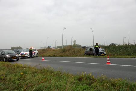 Bestuurster verliest macht over stuur bij oprit Midden-Brabantweg in Waalwijk