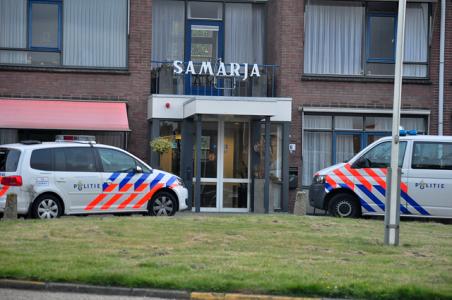 Politie gaat met beschermschild verzorgingshuis binnen aan de Mercatorlaan Waalwijk
