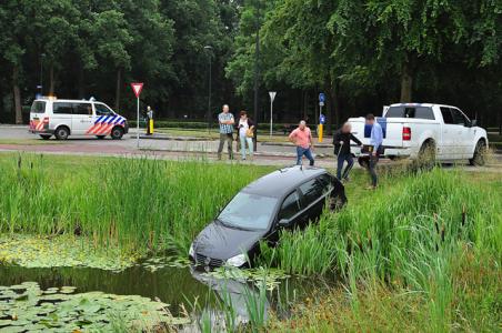 Auto te water aan de Akkerlaan Waalwijk