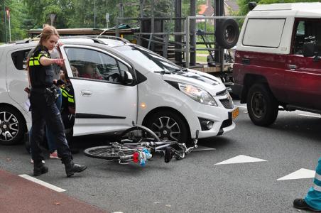 Fiets belandt onder auto in Waalwijk