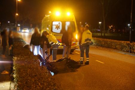Scooterrijder botst tegen buitenspiegel van auto en valt op de weg in Waalwijk