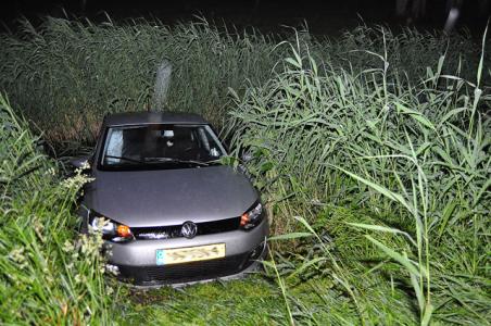 Auto in de sloot aan de Cartografenweg Waalwijk