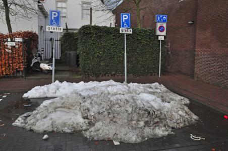Invalidenparkeerplaatsen in Waalwijk gebruikt als dumpplaats voor sneeuw