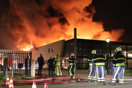 Zeer grote brand bij bedrijf aan de Spuiweg Waalwijk