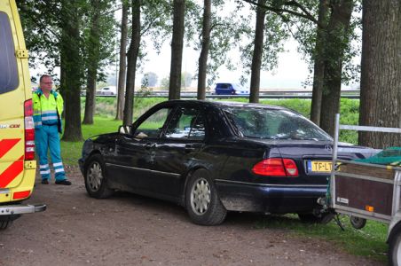 Man raakt onwel in auto en ramt vangrail op de A59 (Maasroute) Waalwijk