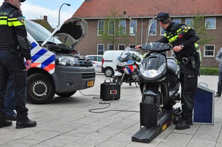 Tientallen brommers op de rollerbank aan het Vredesplein Waalwijk