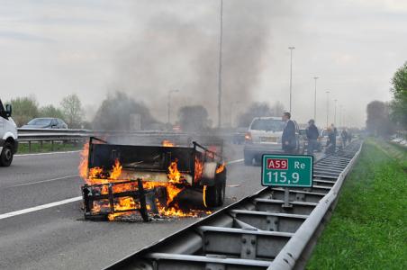 Aanhanger in brand op A59 bij Waalwijk