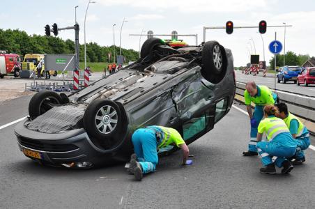 UPDATE: Auto op zijn kop op de Midden-Brabantweg Waalwijk