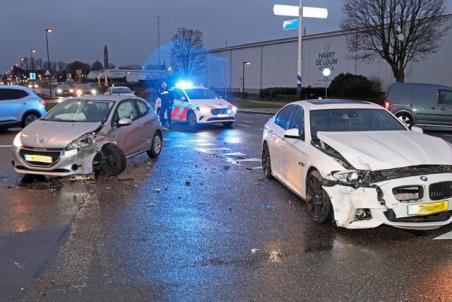 Twee auto’s zwaar beschadigd bij ongeval op kruising aan de Pakketweg Waalwijk