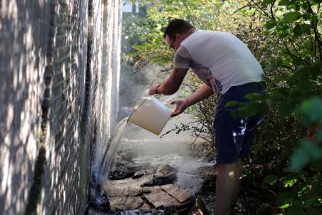 Buurtbewoner blust buitenbrand aan de Dr. Ringersstraat Waalwijk