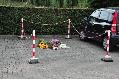 Bloemen op plek waar Linda van der Giesen is doodgeschoten aan de Kasteellaan Waalwijk