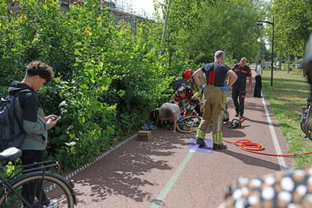 Brandweer bevrijdt jongen met hydraulische spreider na fietsongeval Halve Zolenpad
