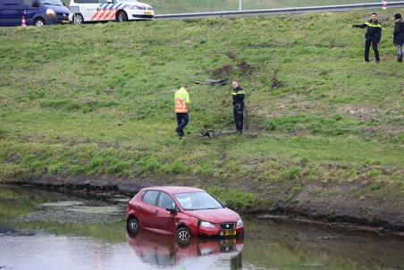 Auto raakt van de weg en belandt in water op Midden Brabantweg Waalwijk