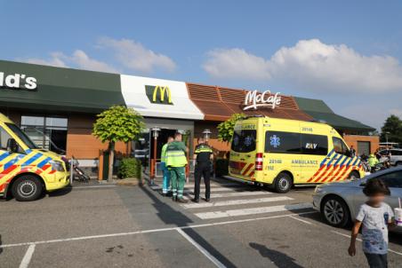 Ambulance rukt met spoed uit naar de McDonalds in Waalwijk