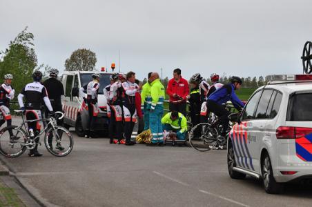 Groep wielrenners ten val in Waalwijk; een persoon gewond