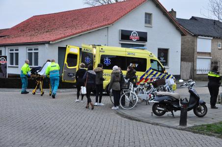 Scooterrijdster gewond door ongeluk met groep fietsers in Waalwijk