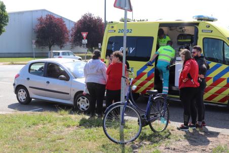 Vrouw botst met fiets tegen vrachtwagen aan de Pakketweg Waalwijk