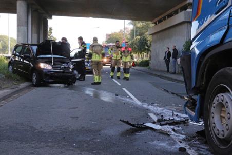 Automobilist botst tegen vrachtwagen aan de Taxandriaweg Waalwijk