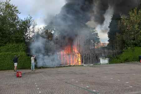 Schuurtje en coniferen in brand aan Loeffstraat in Waalwijk