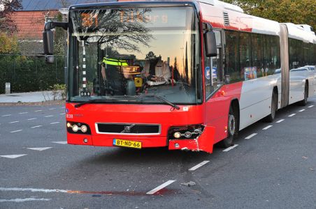 Aanrijding tussen auto en lijnbus aan de Noorder-Parallelweg Waalwijk