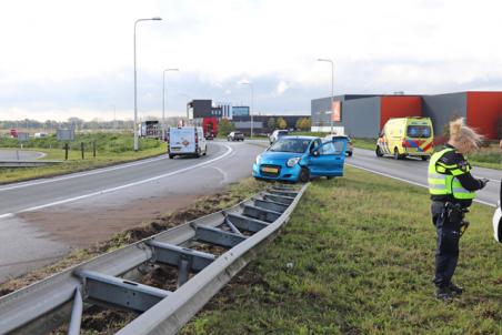 Bestuurster verliest de macht over het stuur op de A59 (Maasroute) Waalwijk